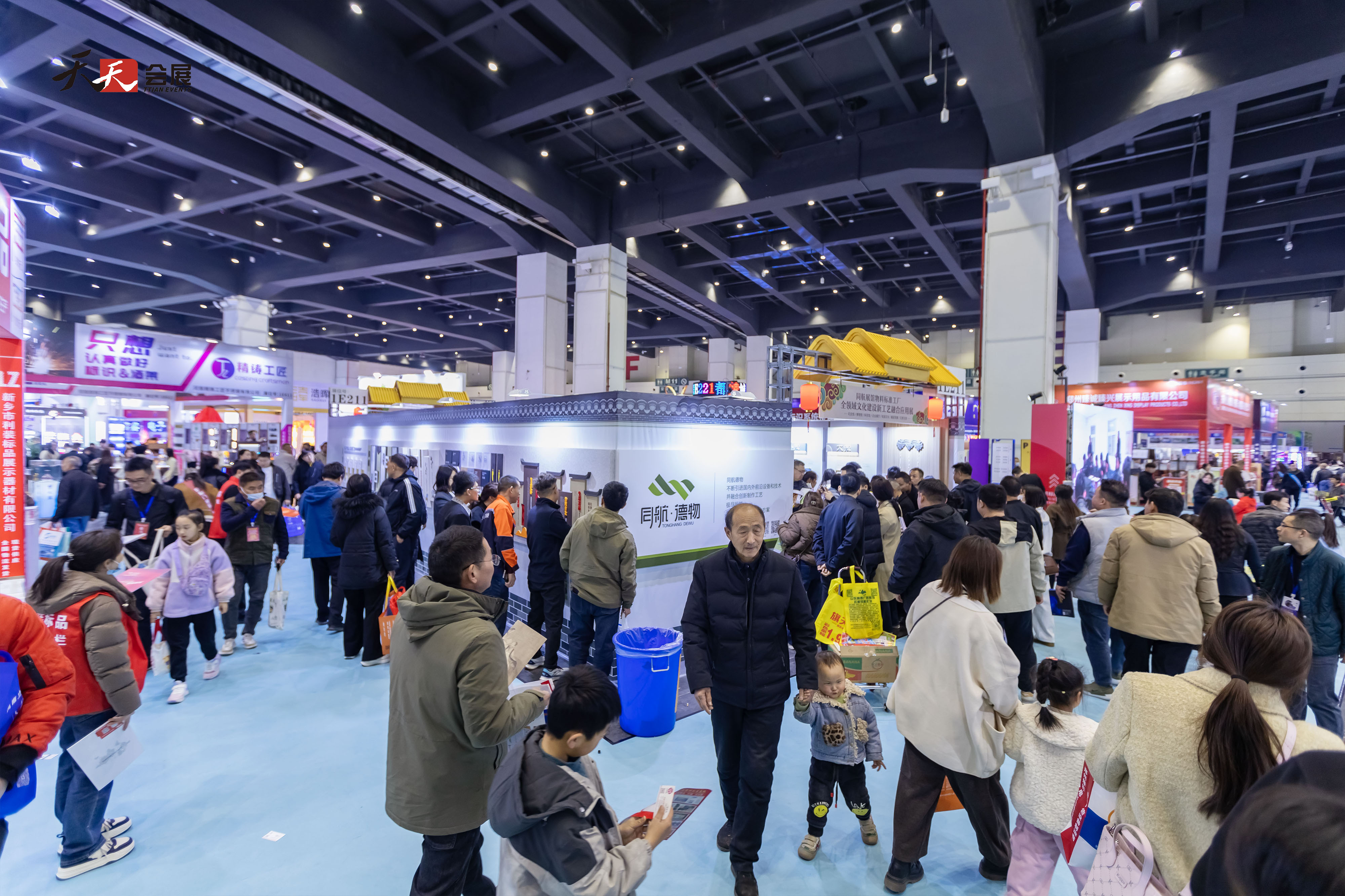 人潮涌動(dòng)，熱鬧非凡|2025春季中原廣告展第二天盛況依舊